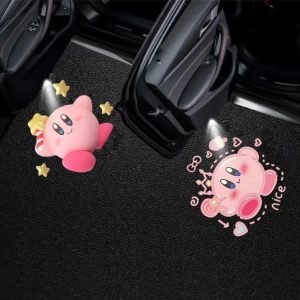 Dois desenhos do Kirby rosa projetados no tapete do carro pela luz de cortesia
