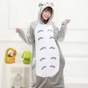 Modelo com macacão kigurumi do Totoro, de Meu Amigo Totoro, com capuz e barriga branca