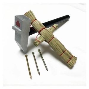 Martelo da Nobara, de Jujutsu Kaisen, com cabeça prateada e coração vermelho, pregos e boneco de palha