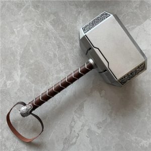 Réplica do martelo Mjolnir do Thor, Marvel, prateada com cabo marrom e alça, sobre piso cinza
