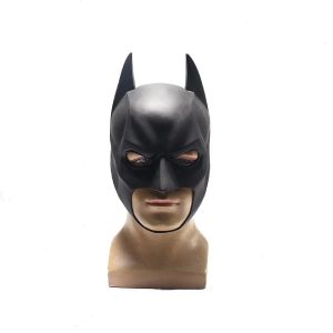 Máscara preta de látex do Batman, da DC, vista de frente em um suporte