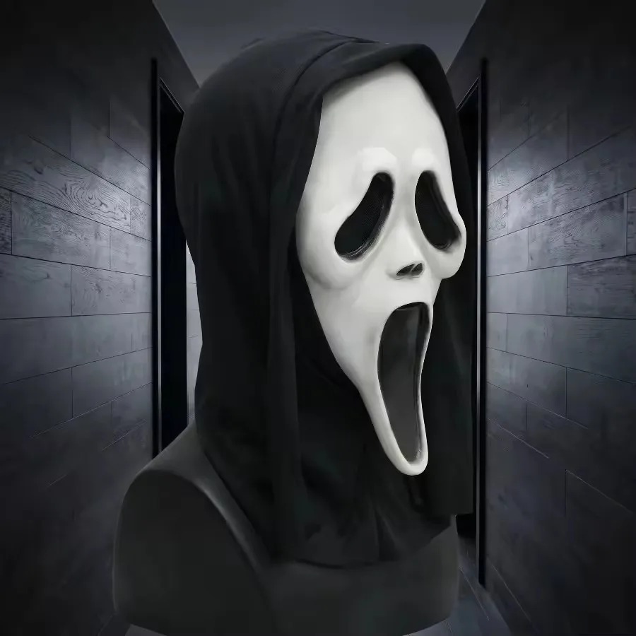 Máscara do Ghostface com capuz preto em corredor escuro, de Pânico