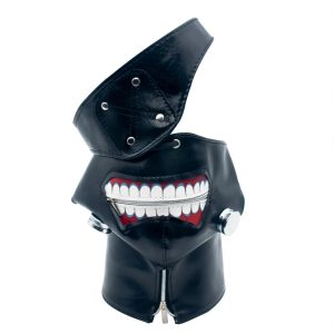 Máscara do Ken Kaneki, de Tokyo Ghoul, montada: preta com boca de dentes e zíper e tapa-olho