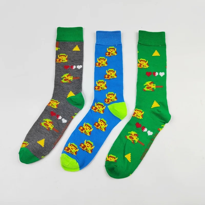 Trio de meias de algodão com estampa de Link em pixel art e Triforce, nas cores cinza, azul e verde