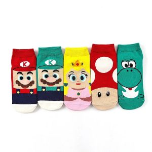 Cinco pares de meias curtas do Super Mario com rostos de Mario, Luigi, Peach, Toad e Yoshi
