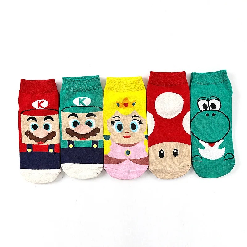 Cinco pares de meias curtas do Super Mario com rostos de Mario, Luigi, Peach, Toad e Yoshi