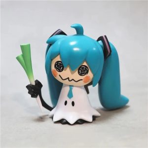 Mini figure da Hatsune Miku fantasiada de Mimikyu, com marias-chiquinhas azuis e alho-poró na mão