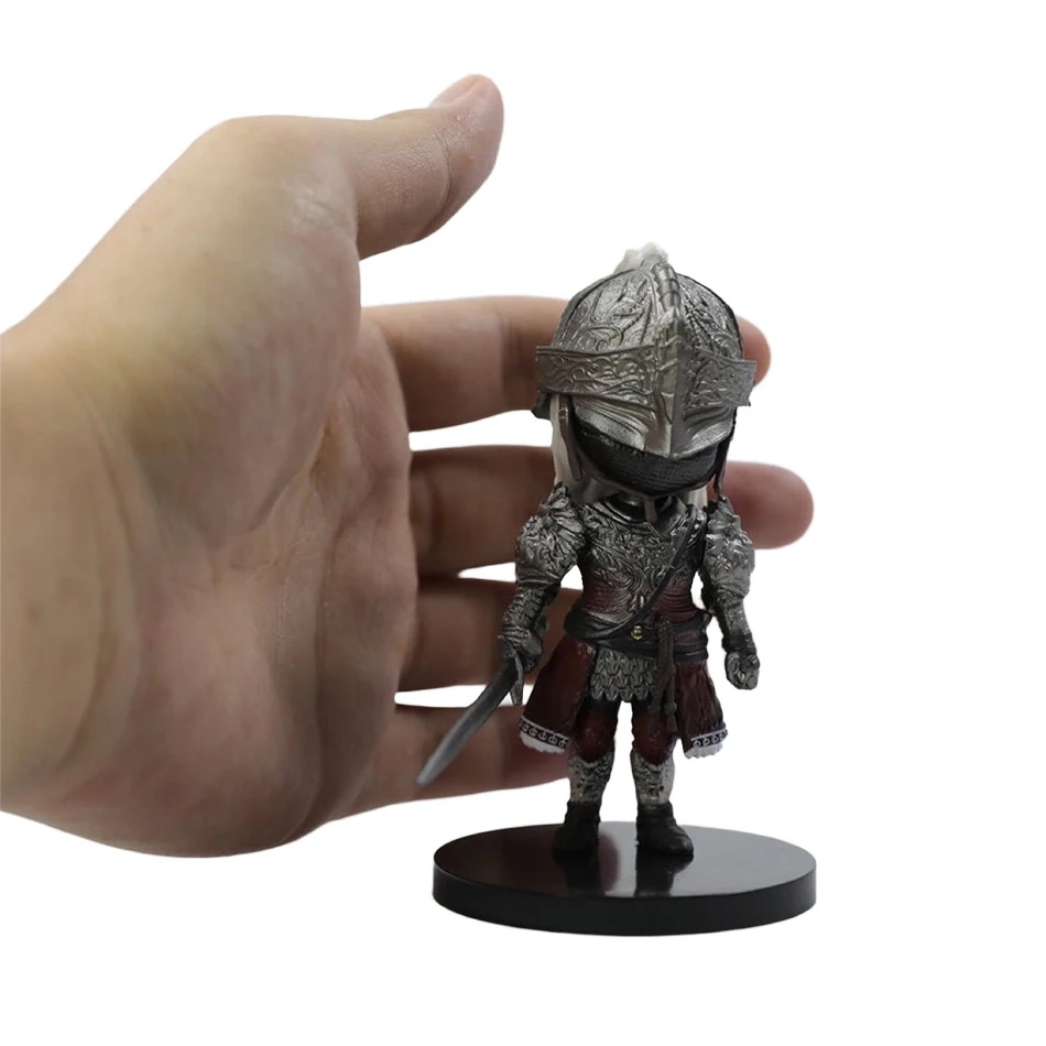 Mini figure do cavaleiro de armadura de Elden Ring na mão, mostrando o tamanho