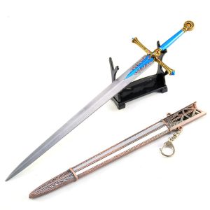 Miniatura da Carian Knight's Sword, de Elden Ring, com guarda dourada e detalhe azul, ao lado da bainha