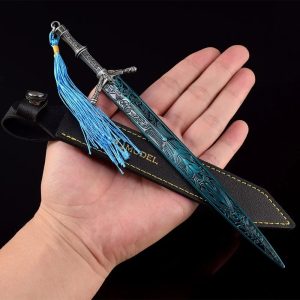 Miniatura da espada Holy Moonlight de Bloodborne de metal com fita azul, apoiada em uma mão, ao lado da bainha preta