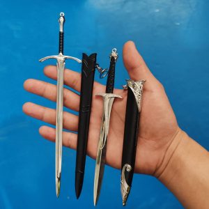 Miniaturas de espadas da Terra-média em metal, de O Senhor dos Anéis, com bainhas pretas, seguradas na mão