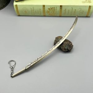 Miniatura da espada Hand of Malenia, de Elden Ring, em metal com inscrições na lâmina curva
