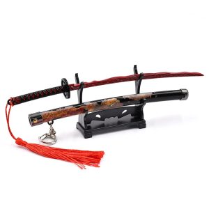 Miniatura da katana Rivers of Blood com lâmina vermelha, bainha e fita vermelha sobre suporte preto