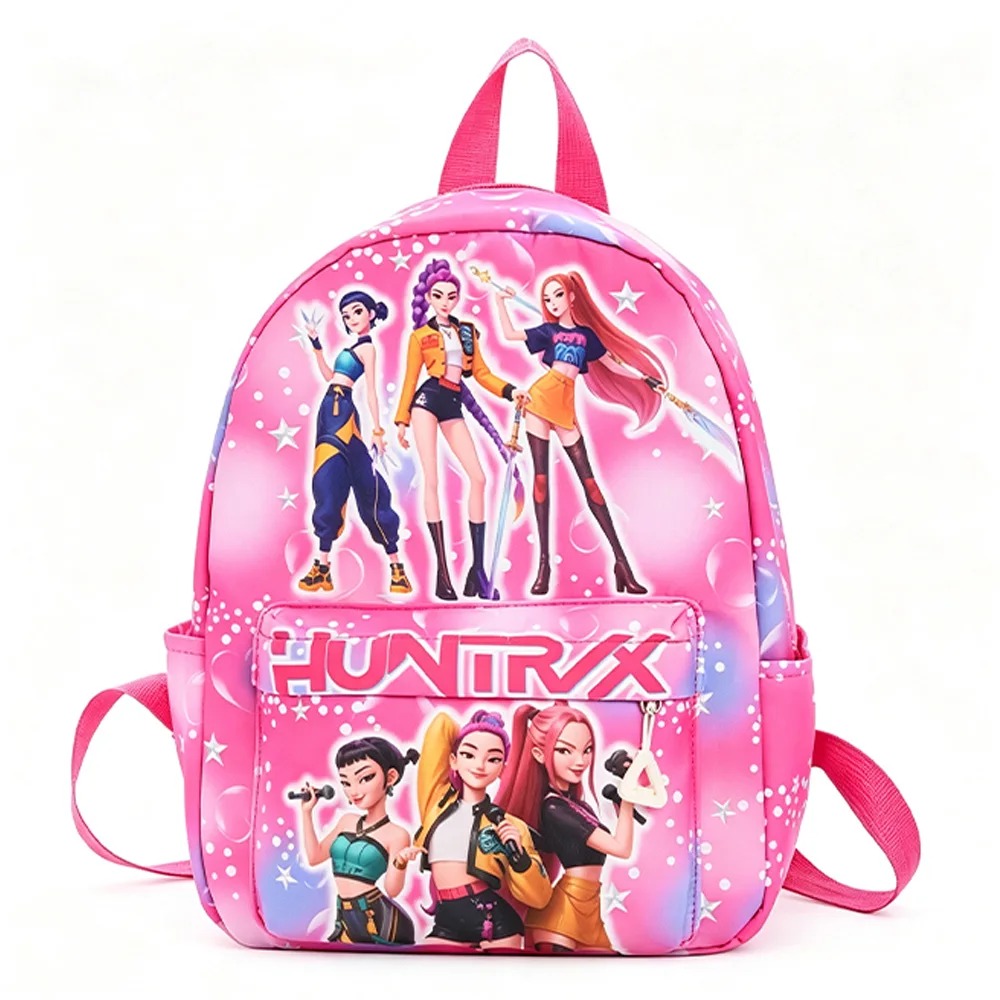 Mochila rosa com a estampa do trio HUNTR/X de Guerreiras do K-Pop