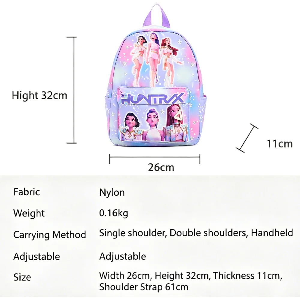 Mochila HUNTR/X com medidas 26 x 32 x 11 cm e detalhes do tecido