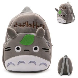 Mochila de pelúcia cinza em formato do rosto do Totoro, com folha verde, vista de frente, lateral e costas