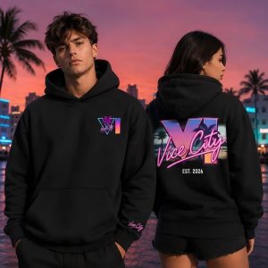 Casal vestindo moletons pretos com capuz de GTA VI, com logo Vice City nas costas
