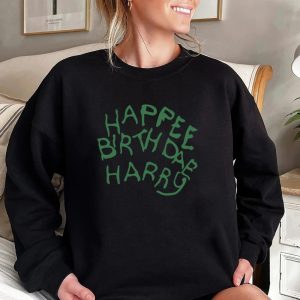 Mulher usando moletom preto de gola redonda com a frase Happee Birthdae Harry, de Harry Potter