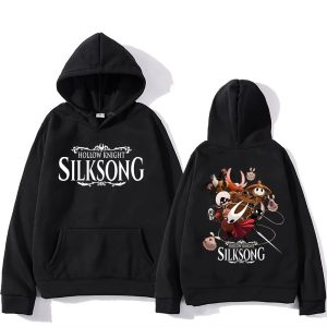 Moletom preto com capuz e logo de Hollow Knight: Silksong na frente e arte dos personagens nas costas