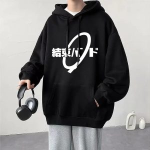 Homem vestindo moletom preto com capuz e o logo em japonês da Kessoku Band, de Bocchi the Rock!