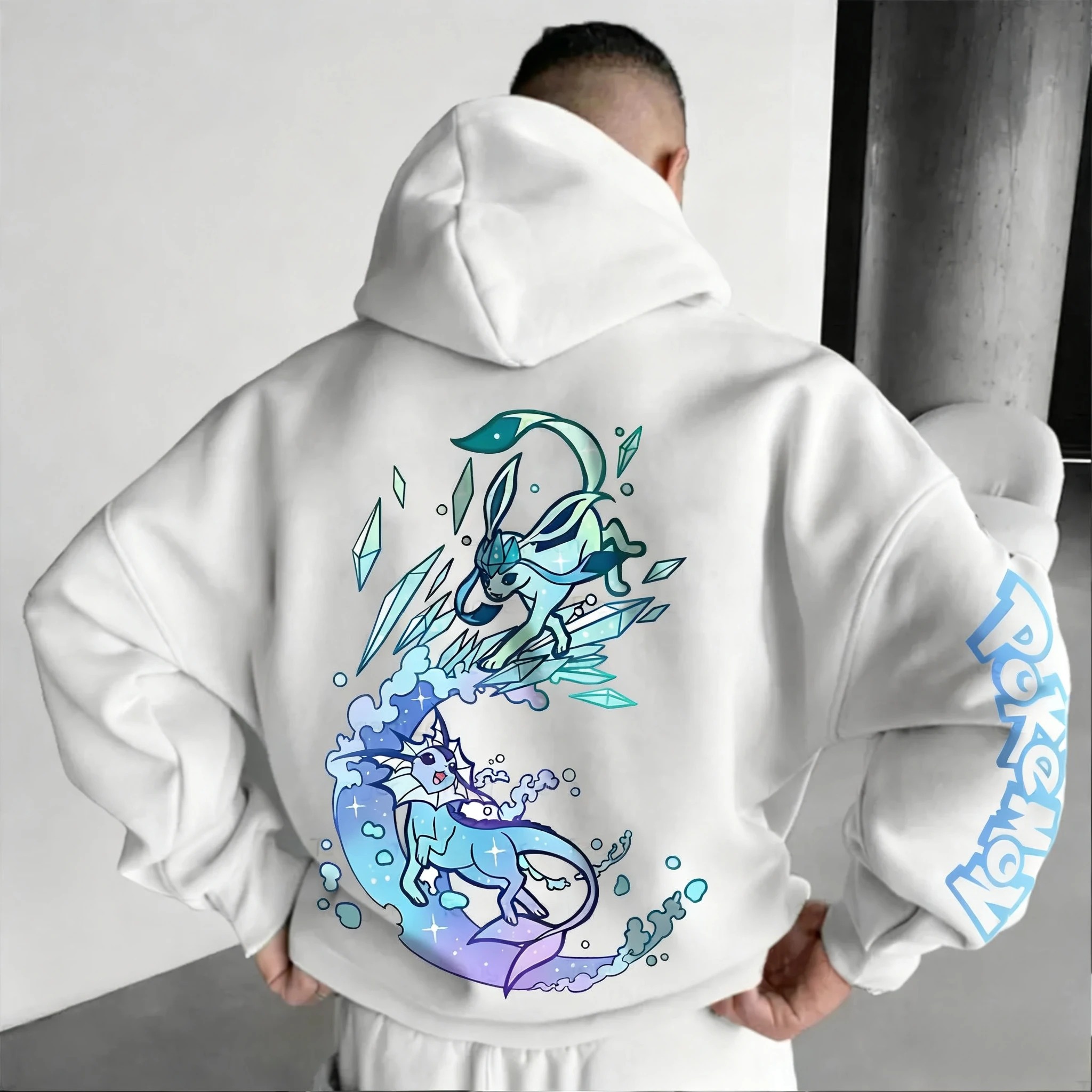 Moletom branco com capuz e arte do Glaceon, de Pokémon, nas costas e na manga