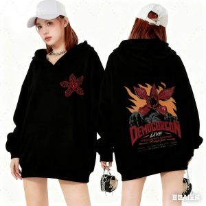 Moletom preto com capuz de Stranger Things, flor do Demogorgon no peito e arte Demogorgon Live nas costas