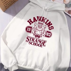 Moletom branco com capuz e a estampa Hawkins Strange School 1983 em vinho, de Stranger Things