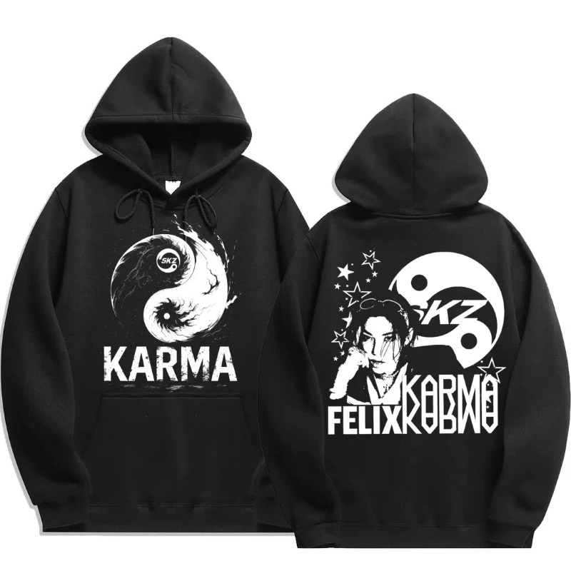 Moletom preto com capuz, símbolo Karma na frente e ilustração do Felix com logo SKZ nas costas, do Stray Kids