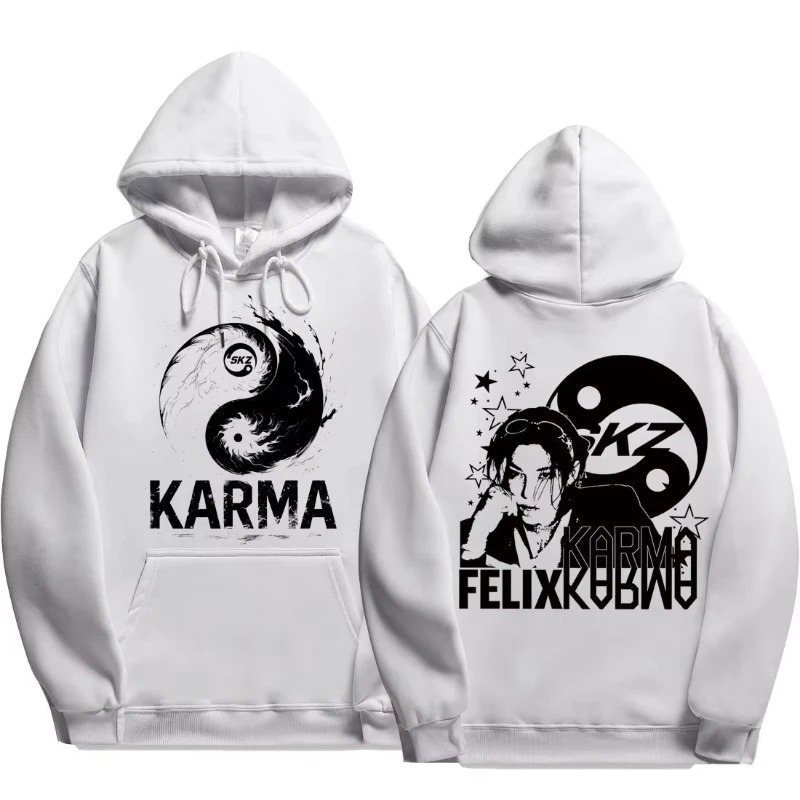 Moletom branco com capuz, estampa Karma na frente e ilustração do Felix nas costas, do Stray Kids