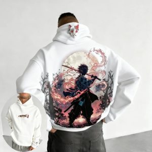 Moletom branco com capuz visto de costas, com a arte do Tanjiro de Demon Slayer sob a lua cheia e chamas