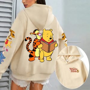 Moletom bege com capuz com o Ursinho Pooh e o Tigrão lendo um livro nas costas e amigos nas mangas