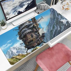 Mousepad com a arte do castelo andante de O Castelo Animado, do Studio Ghibli, sobre uma mesa de trabalho