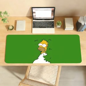 Mousepad verde com Homer Simpson escondido no arbusto sobre mesa de escritório com notebook