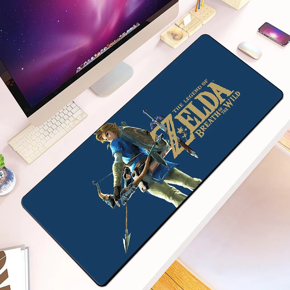 Mousepad azul com o Link de Breath of the Wild apontando o arco e o logo de The Legend of Zelda