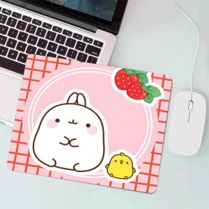 Mousepad do Molang com fundo rosa quadriculado e morangos, ao lado de notebook e mouse