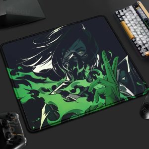 Mousepad com arte da Viper, de Valorant, em tons escuros e fumaça verde, sobre uma mesa gamer