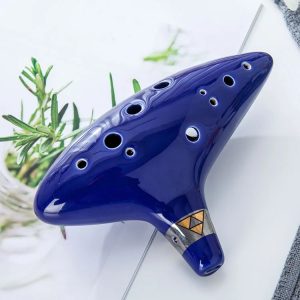 Ocarina de cerâmica azul-escura de 12 furos com o símbolo da Triforce no bocal, inspirada em The Legend of Zelda