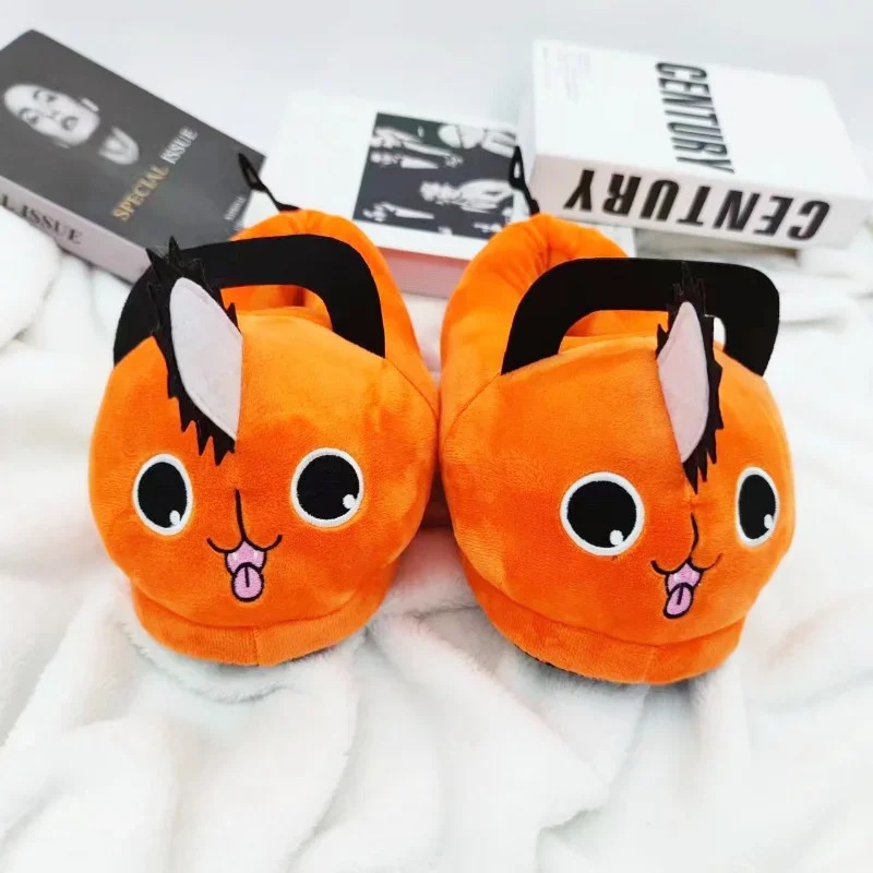 Par de pantufas de pelúcia laranja do Pochita, de Chainsaw Man, com a orelha de motosserra