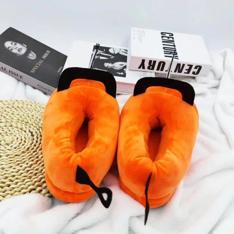 Pantufas do Pochita, de Chainsaw Man, vistas por trás, com o rabinho preto