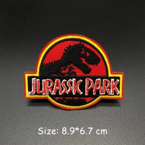 Patch bordado do logo vermelho de Jurassic Park com o esqueleto de tiranossauro, com 8,9 x 6,7 cm
