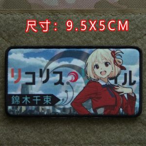 Patch retangular da Chisato Nishikigi, de Lycoris Recoil, de uniforme vermelho, com medida 9,5 x 5 cm