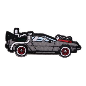 Patch bordado do DeLorean, de De Volta para o Futuro, em cinza com rodas vermelhas, sobre fundo escuro