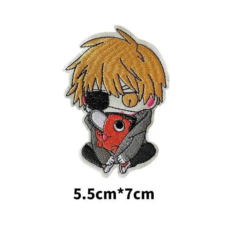 Patch bordado chibi do Denji abraçando o Pochita, de Chainsaw Man, com medida 5,5 x 7 cm