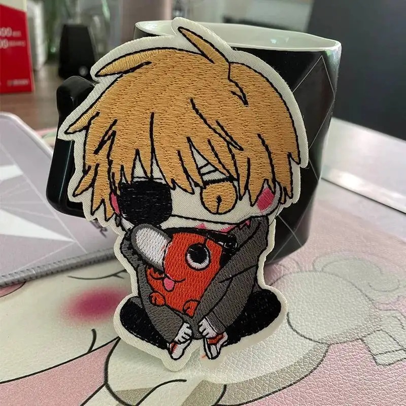 Patch bordado do Denji com o Pochita, de Chainsaw Man, de perto sobre uma mesa
