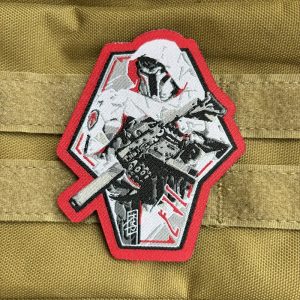Patch com a ilustração de um guerreiro mandaloriano de armadura em preto, branco e vermelho, de Star Wars