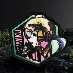 Patch hexagonal da Hatsune Miku, de Vocaloid, com arte colorida, sobre pedra escura