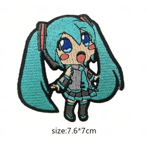 Patch bordado chibi da Hatsune Miku, de Vocaloid, com medida 7,6 x 7 cm, sobre fundo branco