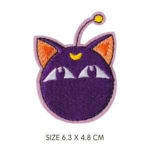 Patch bordado da Luna, de Sailor Moon, em formato de bolinha com a lua crescente, medida 6,3 x 4,8 cm