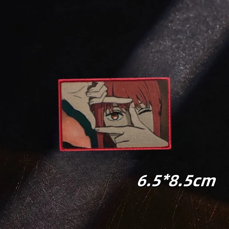 Patch da Makima de Chainsaw Man sobre fundo escuro, com a medida 6,5 x 8,5 cm