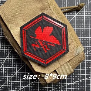 Patch hexagonal com o logotipo da NERV, de Evangelion, em preto e vermelho, sobre bolsa bege